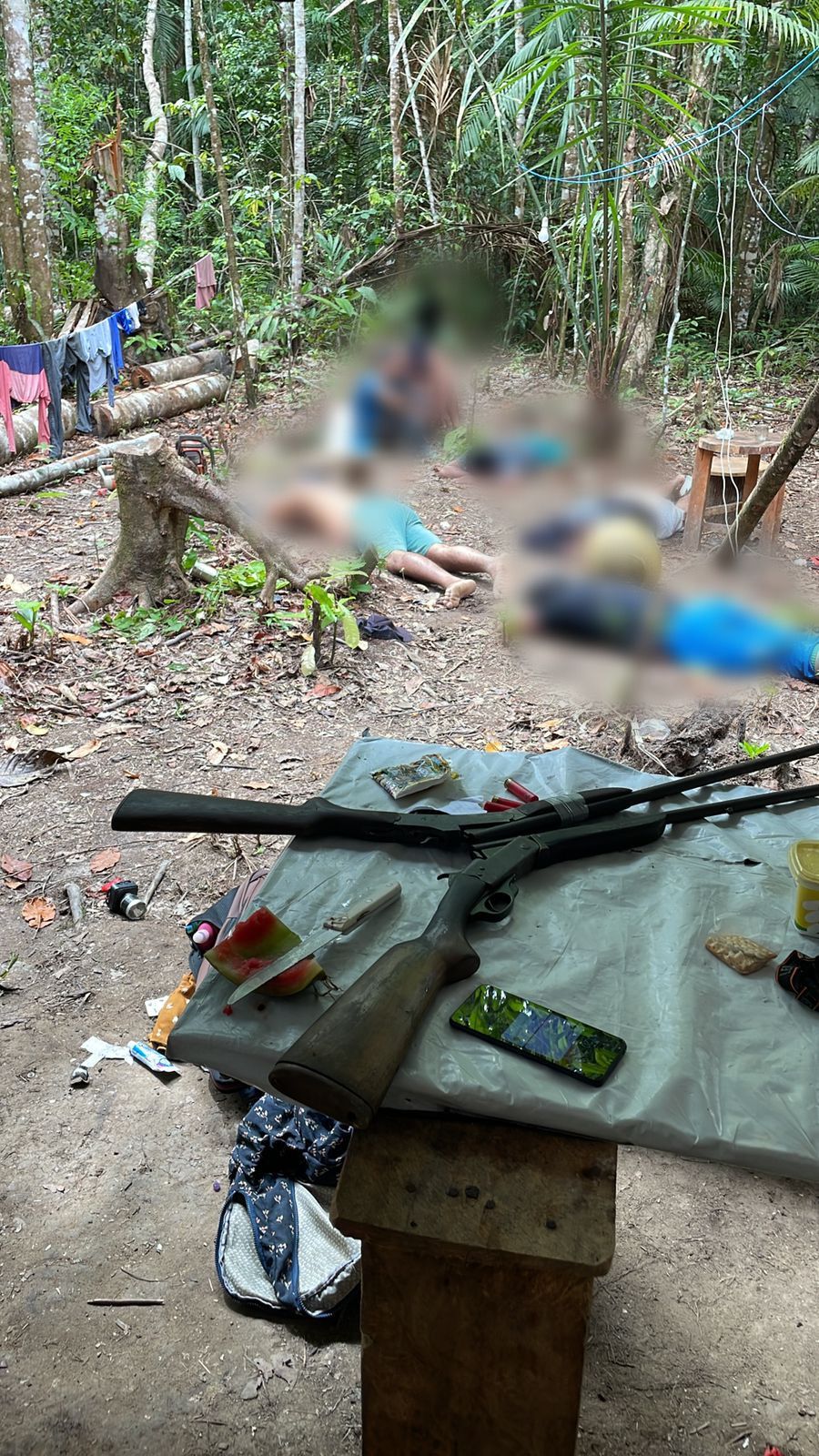 EM PEDRA BRANCA DO AMAPARI, POLÍCIA CIVIL PRENDE SEIS PESSOAS, APREENDE CINCO ARMAS DE FOGO, MUNIÇÕES E MOTOSSERRAS, DURANTE OPERAÇÃO EM GARIMPO